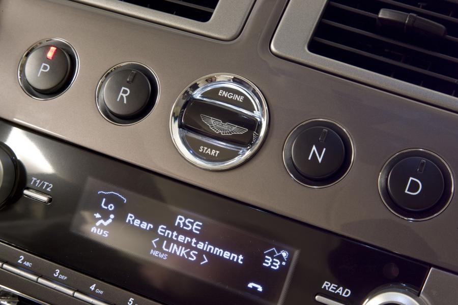 Детали интерьера Aston Martin Rapide 2010 года  (фото 134 из 190)